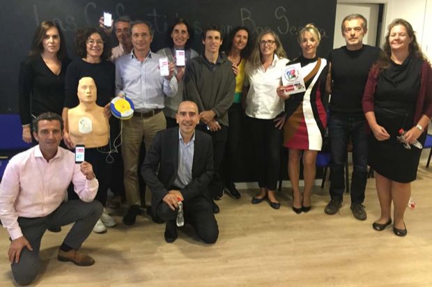 Grupo de personas al terminar una sesión de formación en RCP y uso de DEA