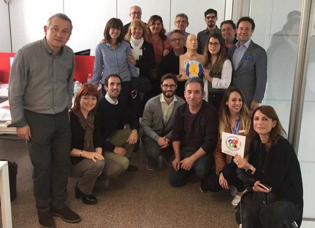 Grupo de personas al terminar una sesión de formación en RCP y uso de DEA