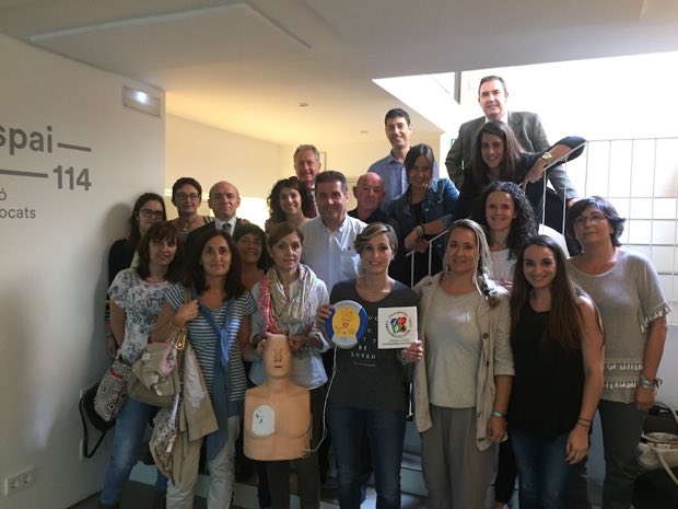 Grupo de personas al terminar una sesión de formación en RCP y uso de DEA