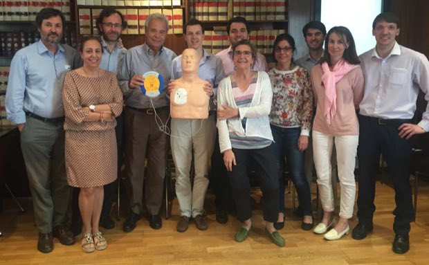 Grupo de personas al terminar una sesión de formación en RCP y uso de DEA
