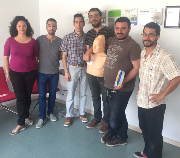 Grupo de personas al terminar una sesión de formación en RCP y uso de DEA