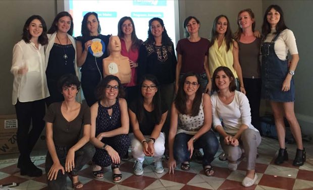 Grupo de personas al terminar una sesión de formación en RCP y uso de DEA
