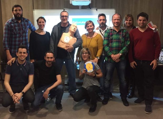 Grupo de personas al terminar una sesión de formación en RCP y uso de DEA