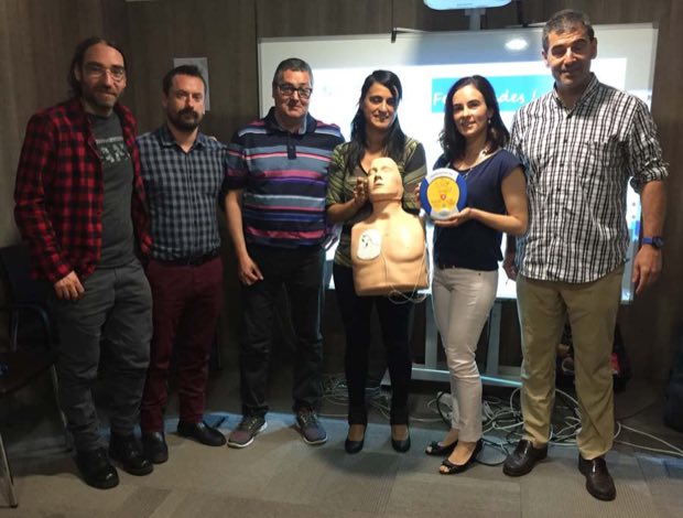 Grupo de personas al terminar una sesión de formación en RCP y uso de DEA