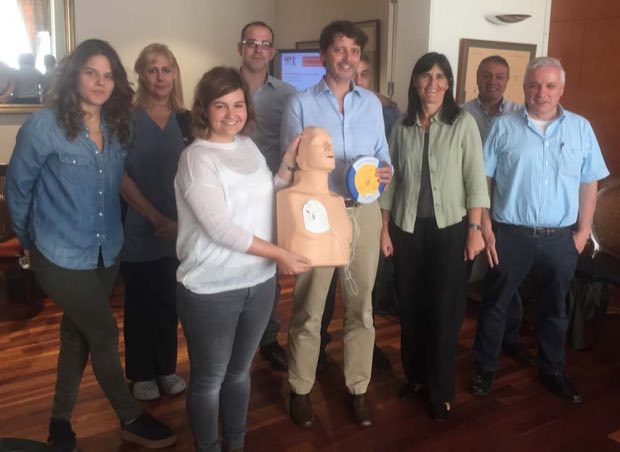 Grupo de personas al terminar una sesión de formación en RCP y uso de DEA