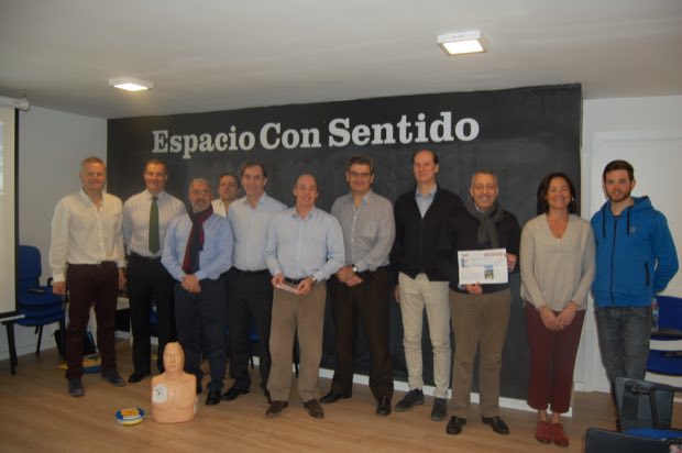 Grupo de personas al terminar una sesión de formación en RCP y uso de DEA