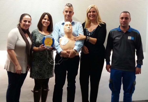 Grupo de personas al terminar una sesión de formación en RCP y uso de DEA
