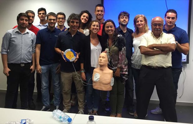 Grupo de personas al terminar una sesión de formación en RCP y uso de DEA