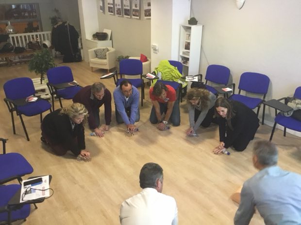 Grupo de personas al terminar una sesión de formación en RCP y uso de DEA