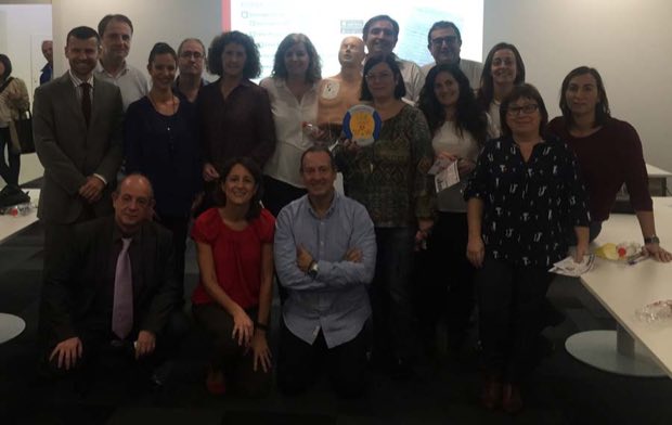 Grupo de personas al terminar una sesión de formación en RCP y uso de DEA