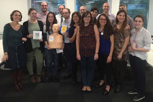 Grupo de personas al terminar una sesión de formación en RCP y uso de DEA