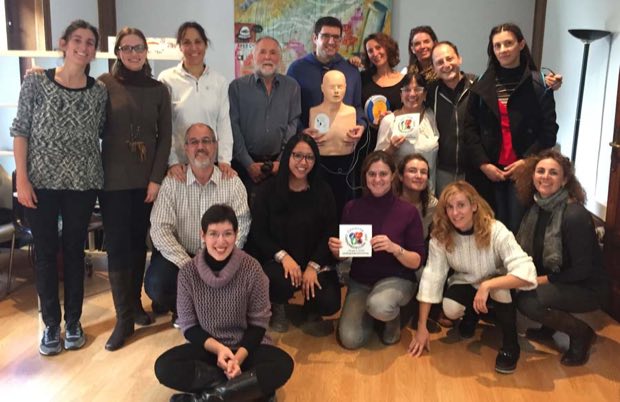 Grupo de personas al terminar una sesión de formación en RCP y uso de DEA