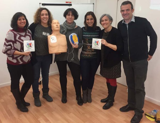 Grupo de personas al terminar una sesión de formación en RCP y uso de DEA