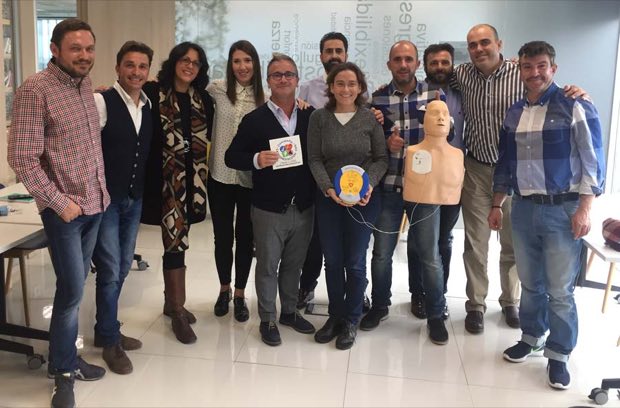Grupo de personas al terminar una sesión de formación en RCP y uso de DEA