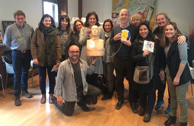 Grupo de personas al terminar una sesión de formación en RCP y uso de DEA