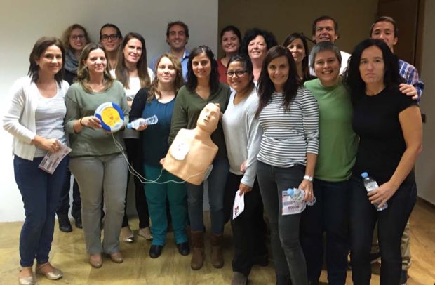 Grupo de personas al terminar una sesión de formación en RCP y uso de DEA