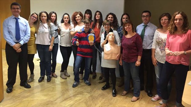 Grupo de personas al terminar una sesión de formación en RCP y uso de DEA