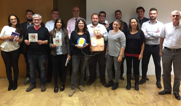 Grupo de personas al terminar una sesión de formación en RCP y uso de DEA