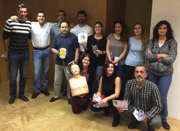 Grupo de personas al terminar una sesión de formación en RCP y uso de DEA