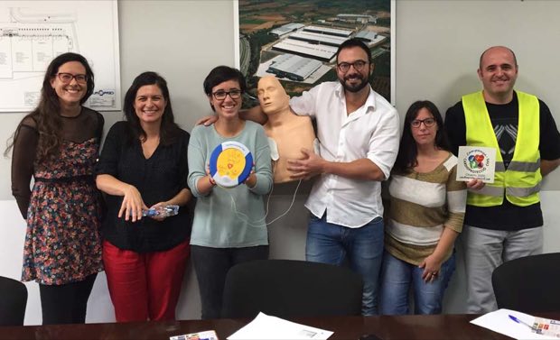 Grupo de personas al terminar una sesión de formación en RCP y uso de DEA