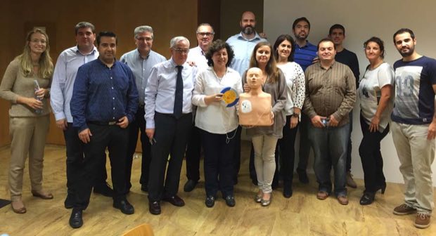 Grupo de personas al terminar una sesión de formación en RCP y uso de DEA