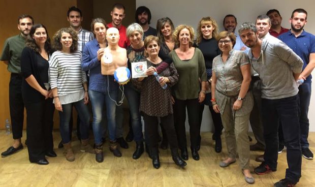 Grupo de personas al terminar una sesión de formación en RCP y uso de DEA