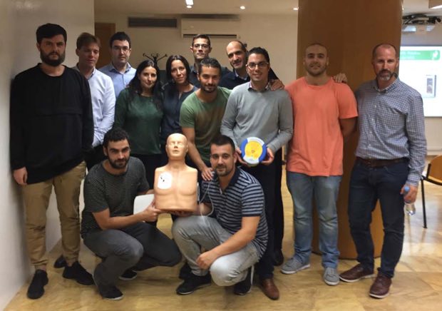 Grupo de personas al terminar una sesión de formación en RCP y uso de DEA