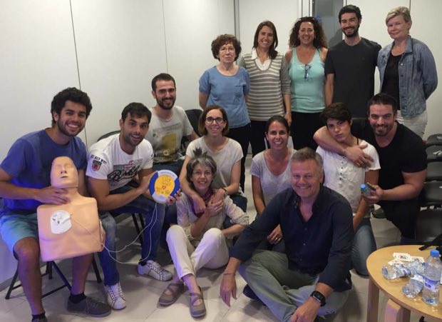Grupo de personas al terminar una sesión de formación en RCP y uso de DEA
