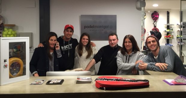 Grupo de personas al terminar una sesión de formación en RCP y uso de DEA