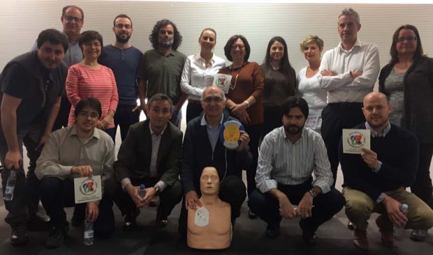 Grupo de personas al terminar una sesión de formación en RCP y uso de DEA
