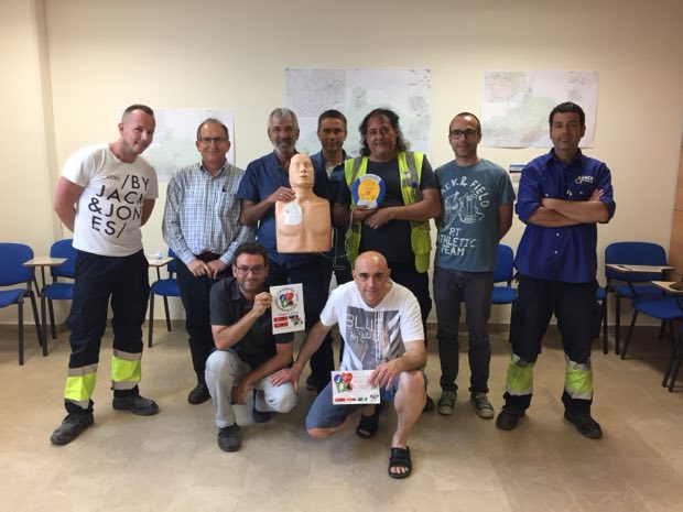 Grupo de personas al terminar una sesión de formación en RCP y uso de DEA