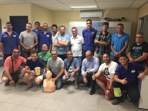 Grupo de personas al terminar una sesión de formación en RCP y uso de DEA