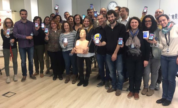 Grupo de personas al terminar una sesión de formación en RCP y uso de DEA