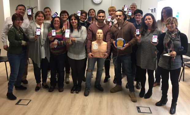 Grupo de personas al terminar una sesión de formación en RCP y uso de DEA