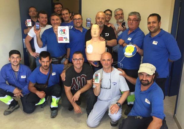 Grupo de personas al terminar una sesión de formación en RCP y uso de DEA