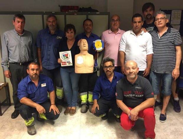 Grupo de personas al terminar una sesión de formación en RCP y uso de DEA