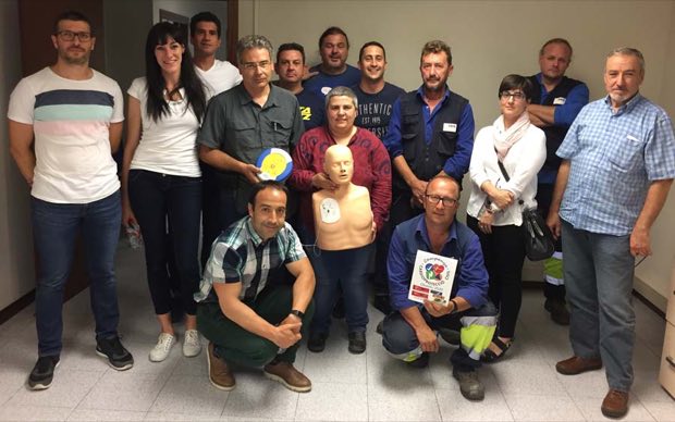 Grupo de personas al terminar una sesión de formación en RCP y uso de DEA
