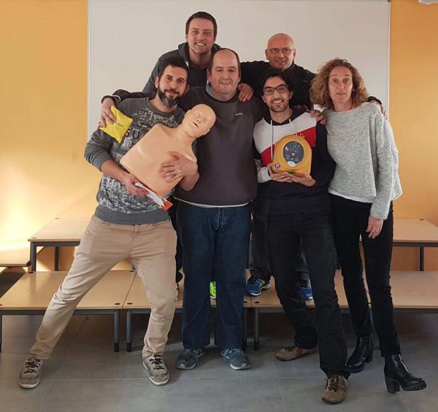 Grupo de personas al terminar una sesión de formación en RCP y uso de DEA