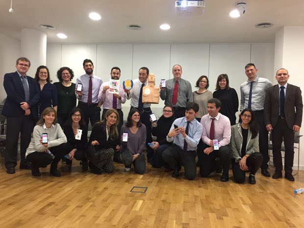 Grupo de personas al terminar una sesión de formación en RCP y uso de DEA