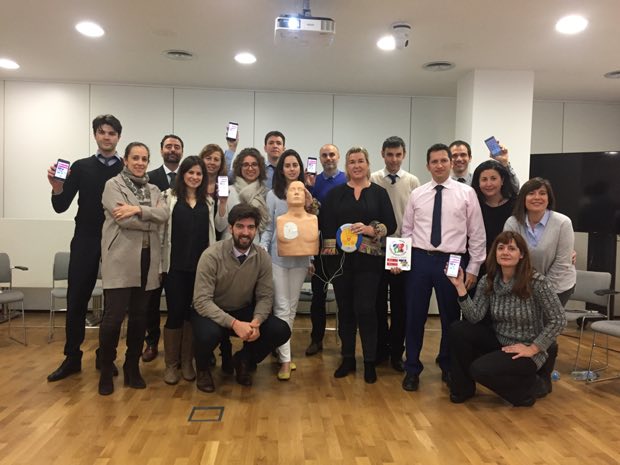 Grupo de personas al terminar una sesión de formación en RCP y uso de DEA
