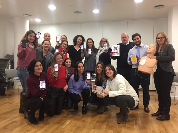Grupo de personas al terminar una sesión de formación en RCP y uso de DEA