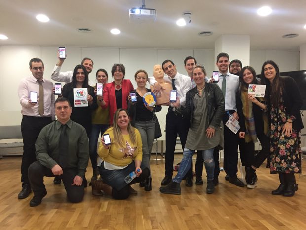 Grupo de personas al terminar una sesión de formación en RCP y uso de DEA