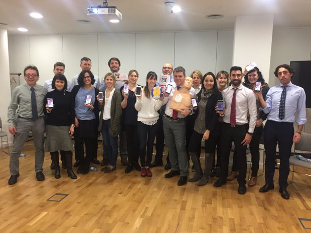 Grupo de personas al terminar una sesión de formación en RCP y uso de DEA