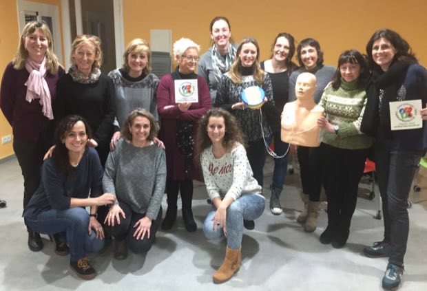 Grupo de personas al terminar una sesión de formación en RCP y uso de DEA