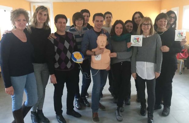 Grupo de personas al terminar una sesión de formación en RCP y uso de DEA