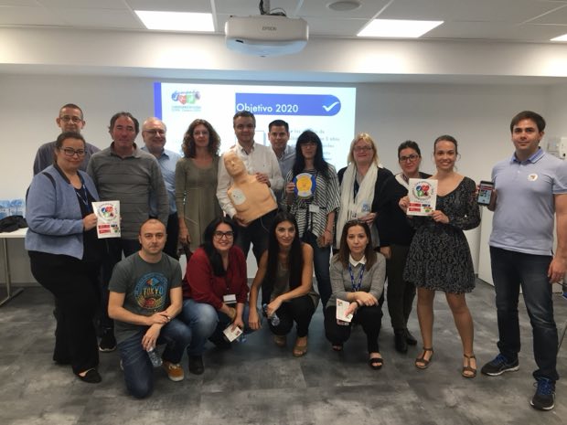 Grupo de personas al terminar una sesión de formación en RCP y uso de DEA