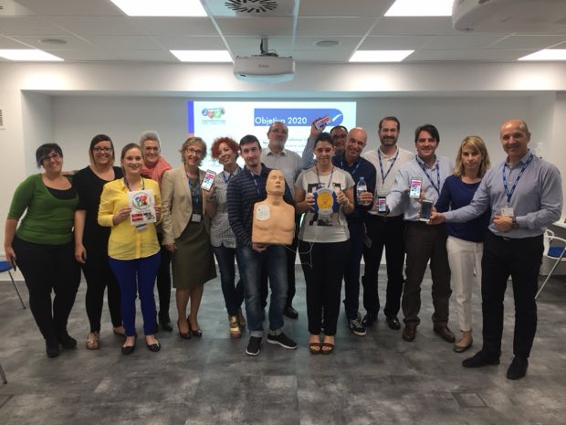 Grupo de personas al terminar una sesión de formación en RCP y uso de DEA
