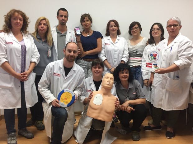 Grupo de personas al terminar una sesión de formación en RCP y uso de DEA
