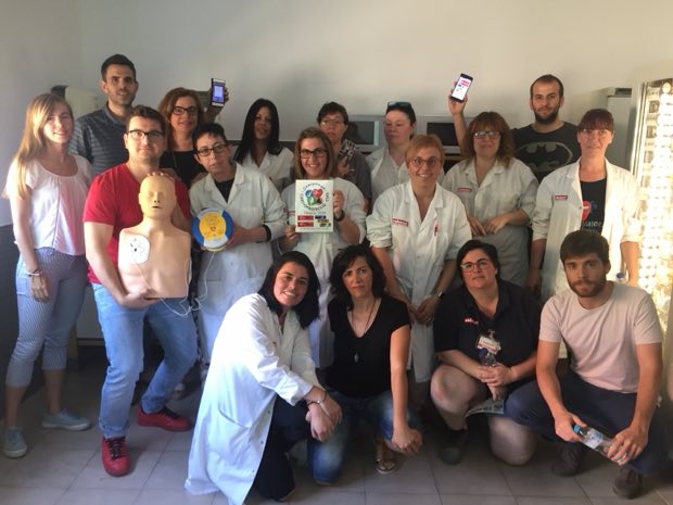 Grupo de personas al terminar una sesión de formación en RCP y uso de DEA