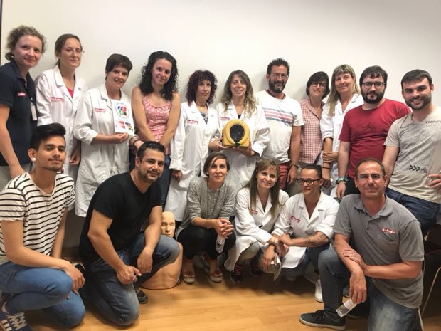 Grupo de personas al terminar una sesión de formación en RCP y uso de DEA